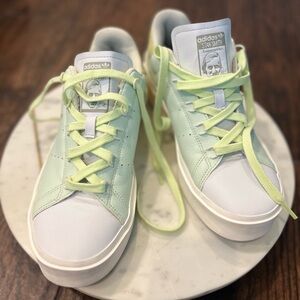 Women’s Adidas Stan Smith size 10